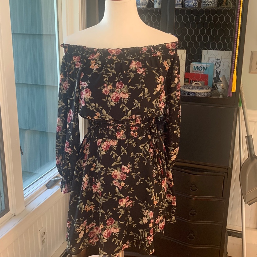 FOREVER 21 Floral Print Dress NWOT ABSOLUTELY Adorable ties at the waist…